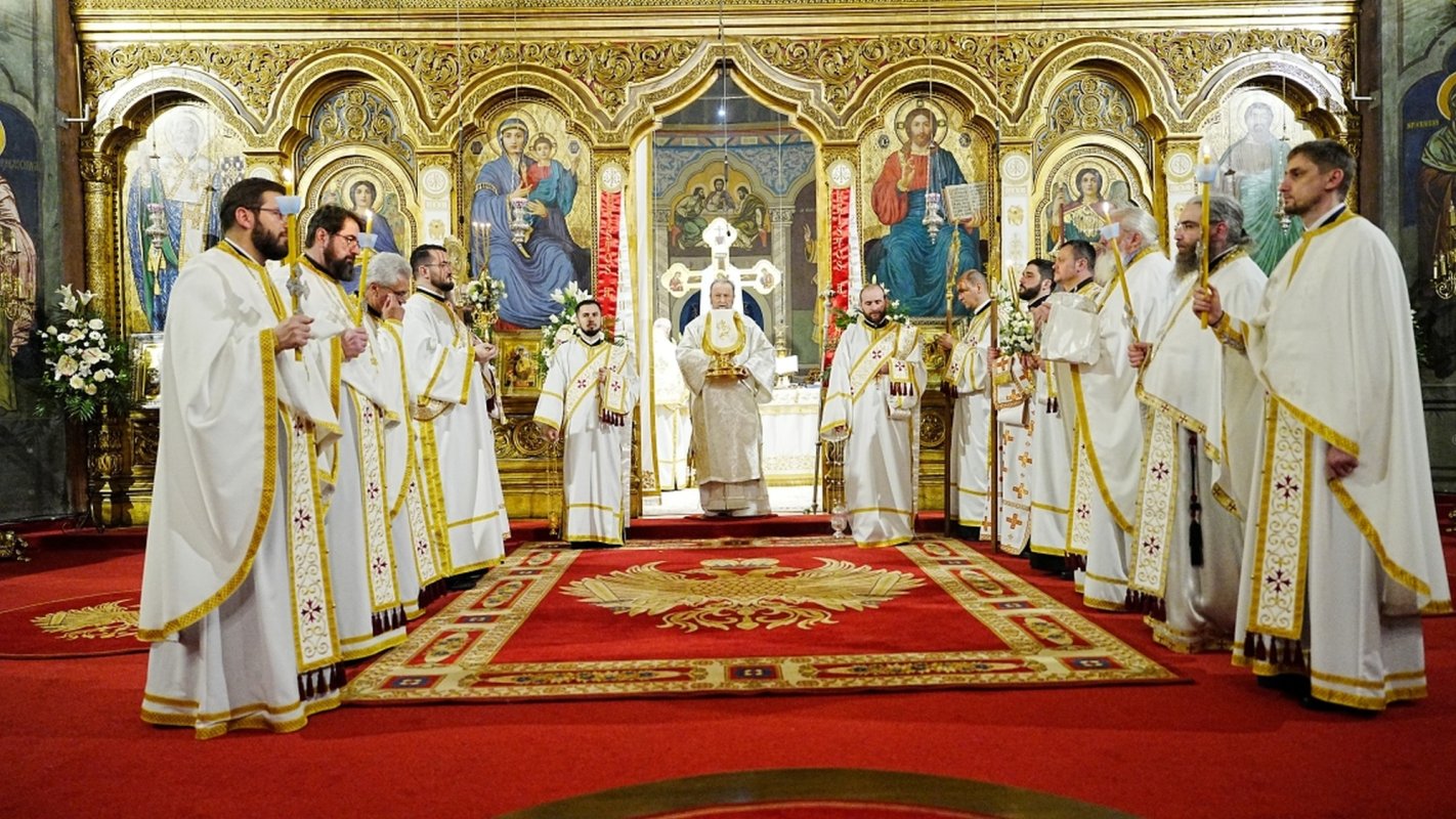 Mulțimi de credincioși la Sibiu, în noaptea Învierii 359807