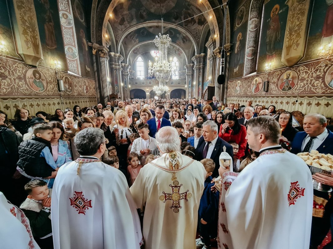 Binecuvântare arhierească pentru bistrițeni, în a doua zi de Paști, la Biserica de la Coroana 359953