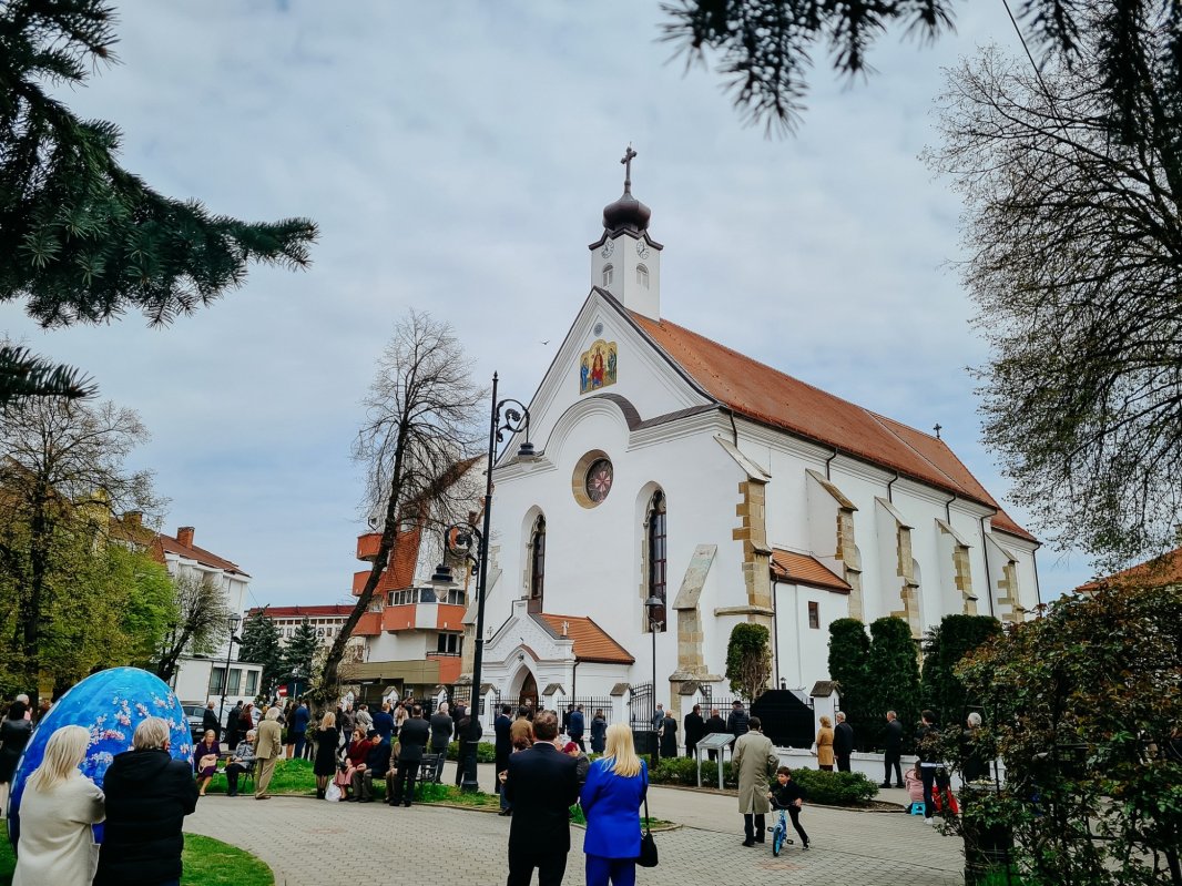 Binecuvântare arhierească pentru bistrițeni, în a doua zi de Paști, la Biserica de la Coroana 359954