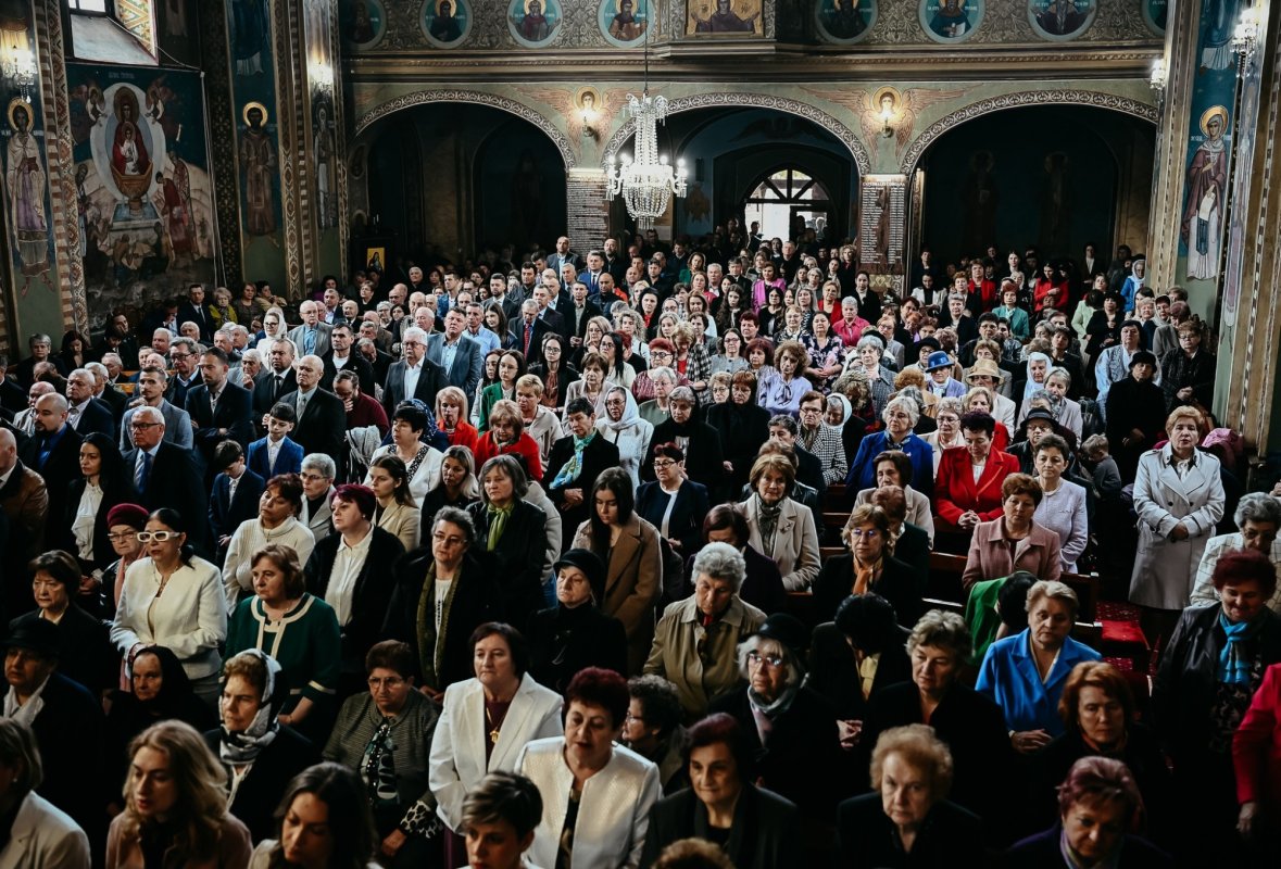 Binecuvântare arhierească pentru bistrițeni, în a doua zi de Paști, la Biserica de la Coroana 359955