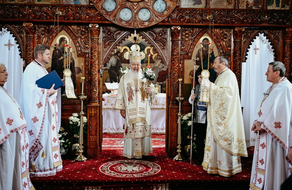 Binecuvântare arhierească pentru bistrițeni, în a doua zi de Paști, la Biserica de la Coroana 359956