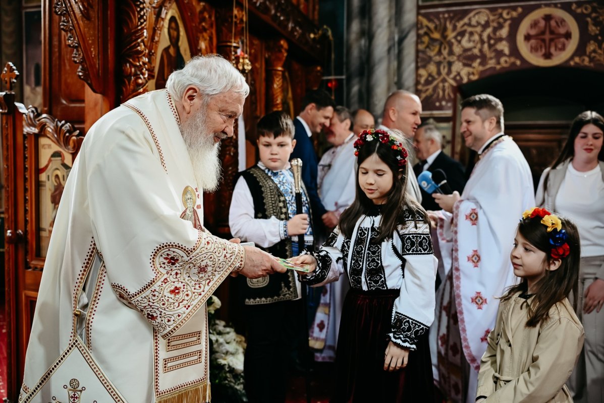 Binecuvântare arhierească pentru bistrițeni, în a doua zi de Paști, la Biserica de la Coroana 359957