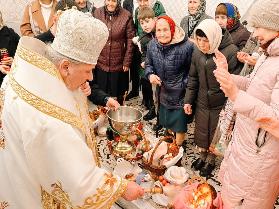 Lumina Sfântă oferită credincioșilor din Chișinău de Mitropolitul Basarabiei 360011