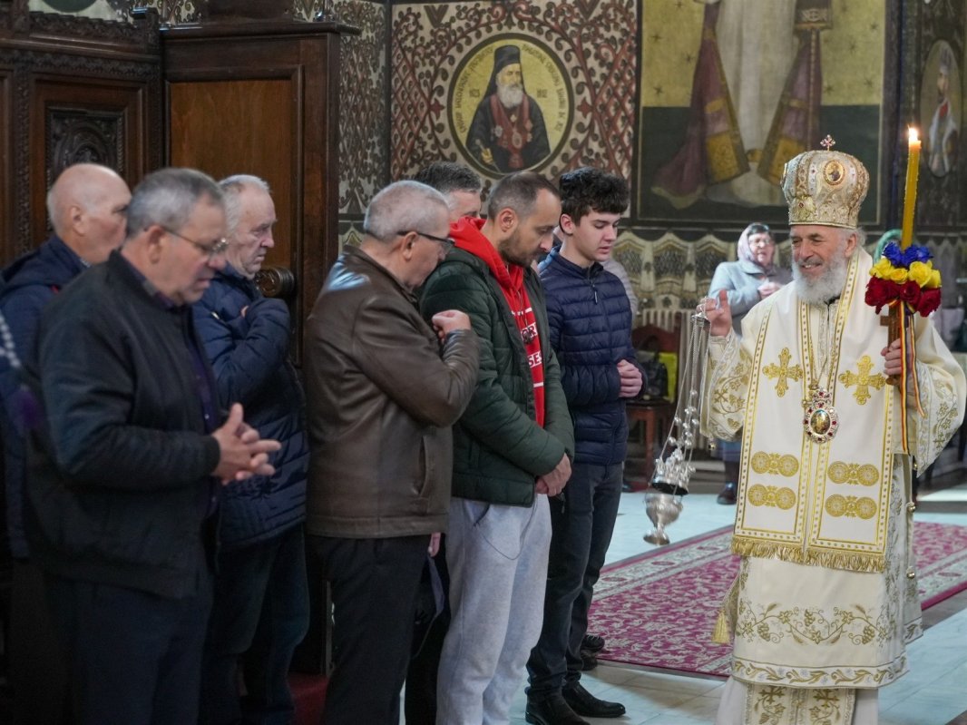 Slujire pascală liturgică, pastorală și filantropică la Dunărea de Jos 360026