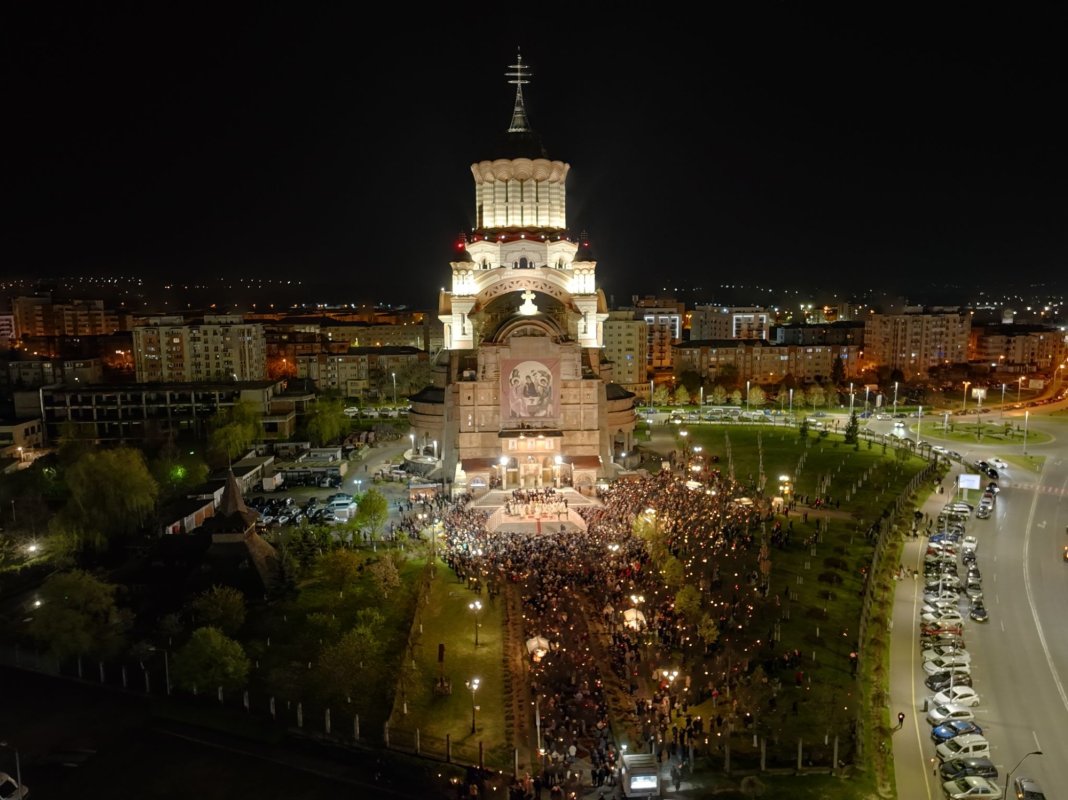 Binecuvântare pentru credincioşii maramureşeni şi sătmăreni la praznicul Învierii Domnului 360095