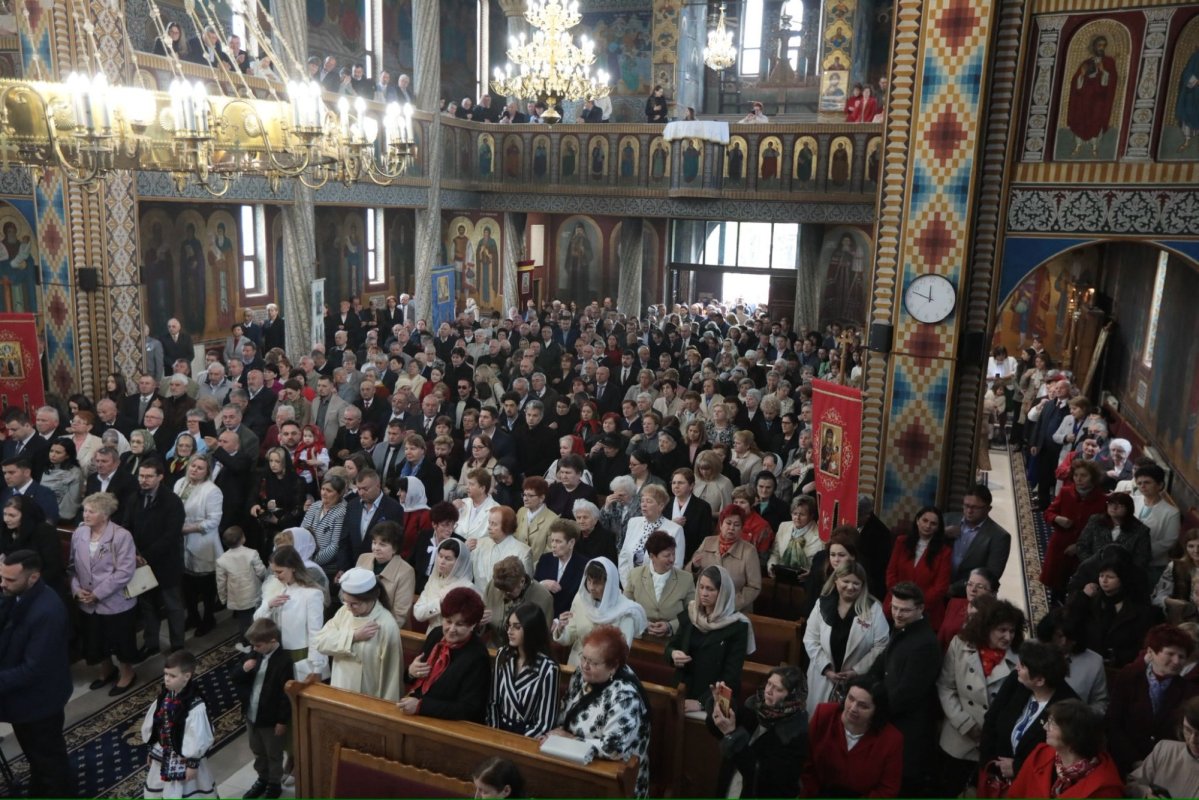 Binecuvântare pentru credincioşii maramureşeni şi sătmăreni la praznicul Învierii Domnului 360100