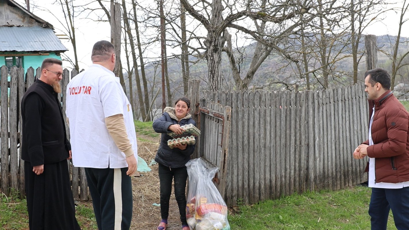 Peste 100 de familii din județul Prahova au primit alimente 360074