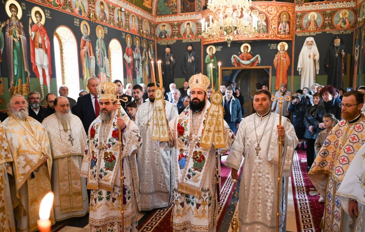 Slujirile ierarhilor hunedoreni la praznicul Învierii Domnului 360101