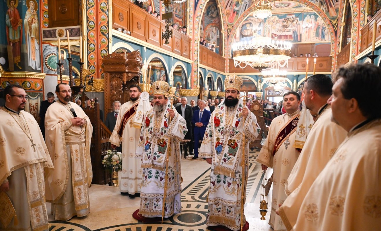 Slujirile ierarhilor hunedoreni la praznicul Învierii Domnului 360105