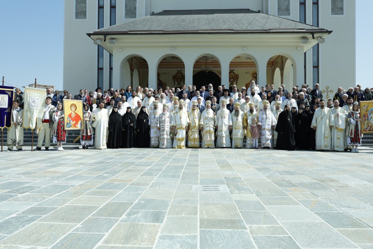 Bucurie și lumină la hramul Catedralei Episcopale din Severin 360420