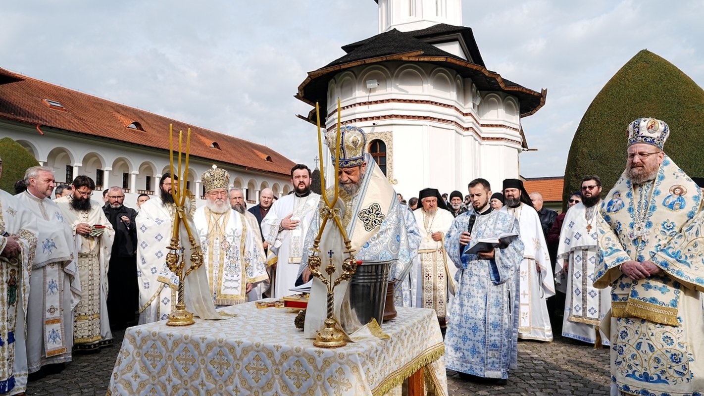 Trei arhierei au liturghisit la hramul Mănăstirii Brâncoveanu de la Sâmbăta de Sus 360309