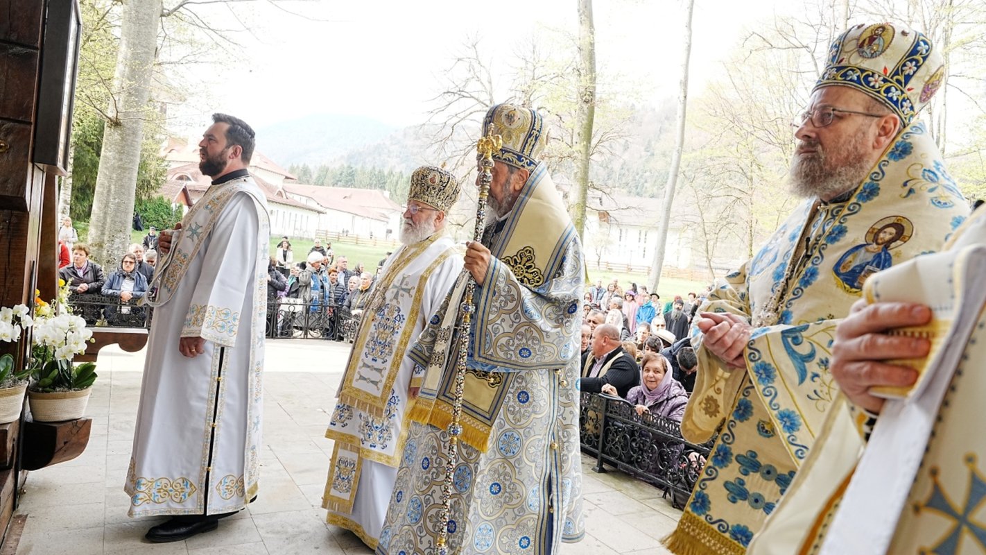 Trei arhierei au liturghisit la hramul Mănăstirii Brâncoveanu de la Sâmbăta de Sus 360311