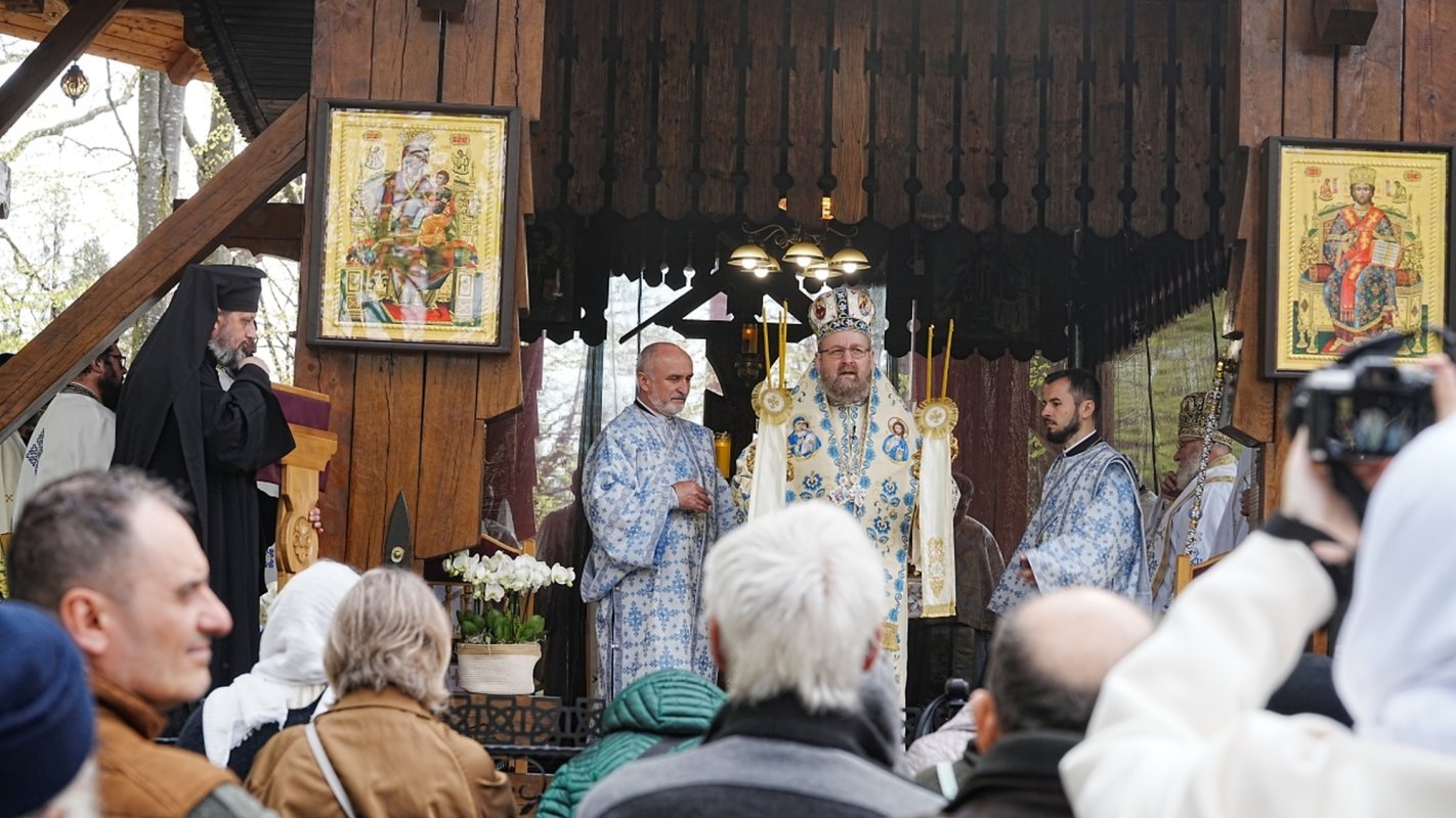 Trei arhierei au liturghisit la hramul Mănăstirii Brâncoveanu de la Sâmbăta de Sus 360315
