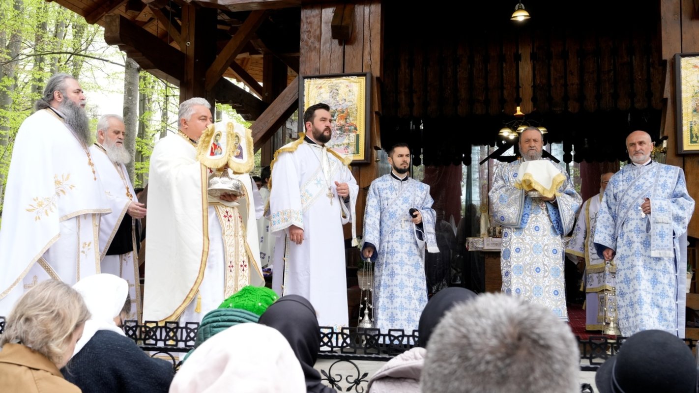 Trei arhierei au liturghisit la hramul Mănăstirii Brâncoveanu de la Sâmbăta de Sus 360317