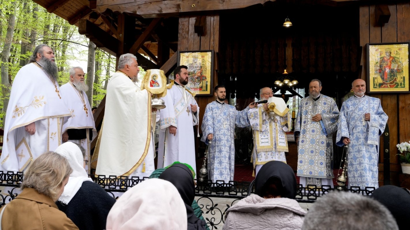 Trei arhierei au liturghisit la hramul Mănăstirii Brâncoveanu de la Sâmbăta de Sus 360318