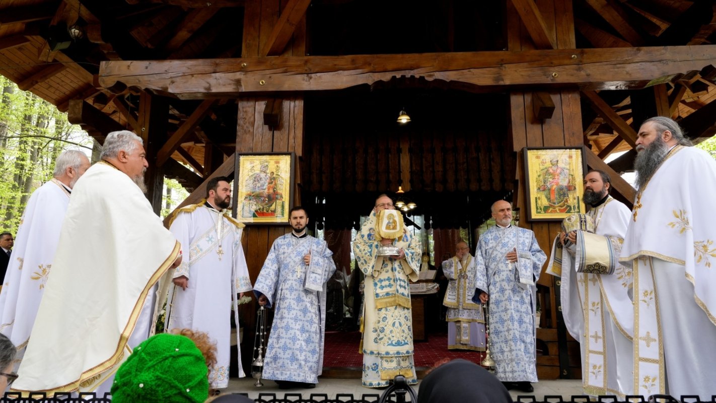 Trei arhierei au liturghisit la hramul Mănăstirii Brâncoveanu de la Sâmbăta de Sus 360319
