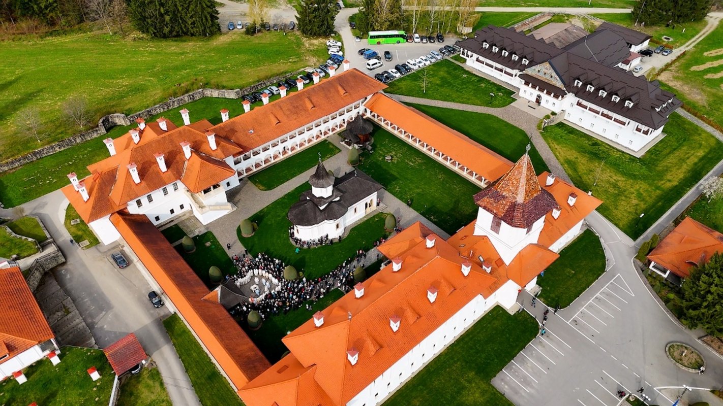 Trei arhierei au liturghisit la hramul Mănăstirii Brâncoveanu de la Sâmbăta de Sus 360325