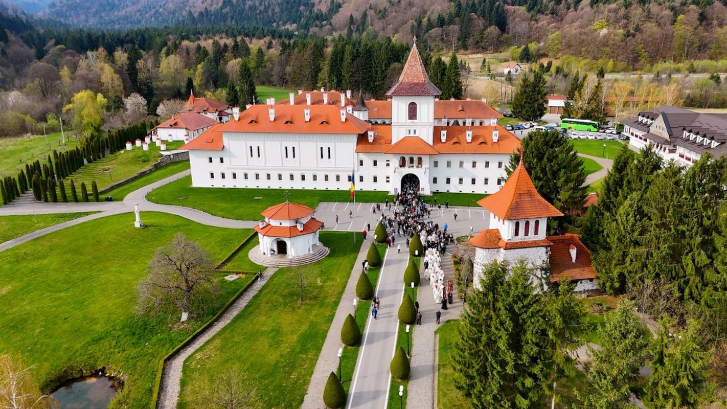 Trei arhierei au liturghisit la hramul Mănăstirii Brâncoveanu de la Sâmbăta de Sus 360327