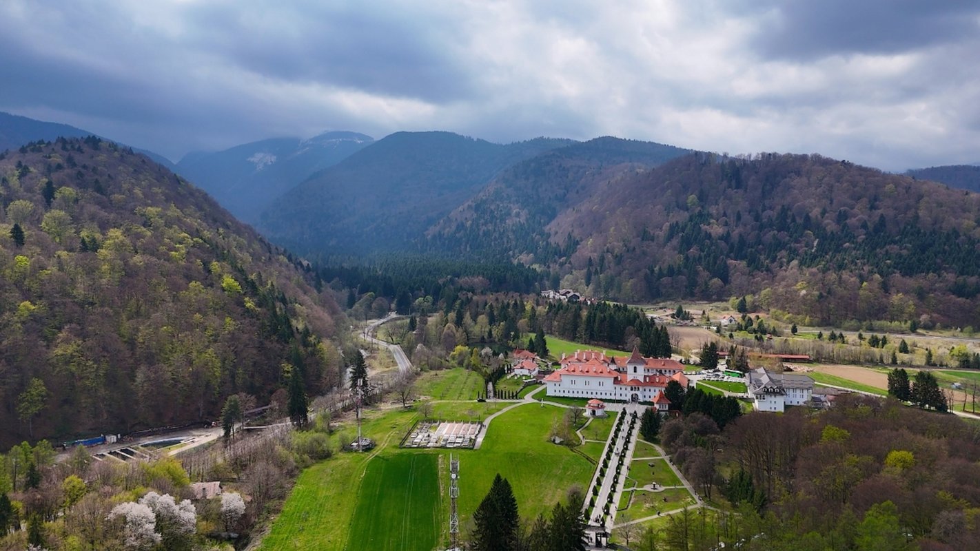 Trei arhierei au liturghisit la hramul Mănăstirii Brâncoveanu de la Sâmbăta de Sus 360328