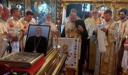 Comunitatea din Slobozia, Onești, și-a condus păstorul pe ultimul drum pământesc 360447