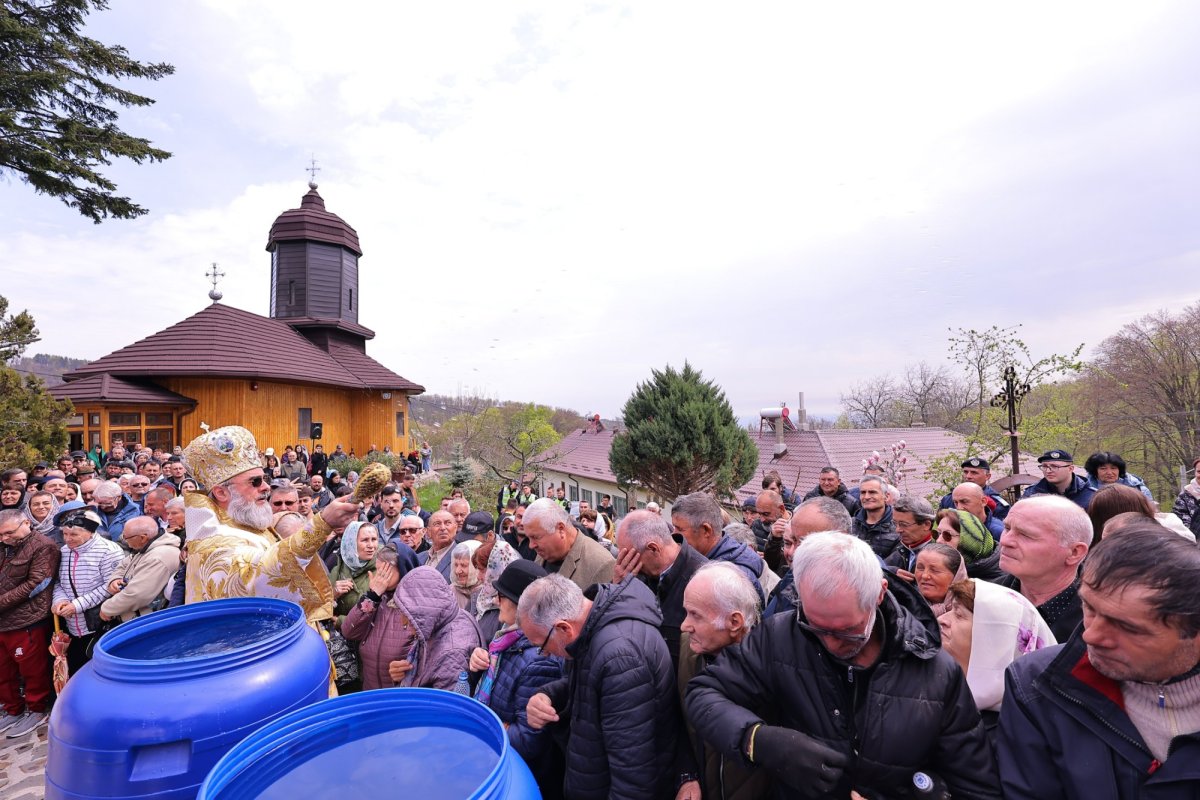Izvorul Tămăduirii la două mănăstiri vrâncene 360453