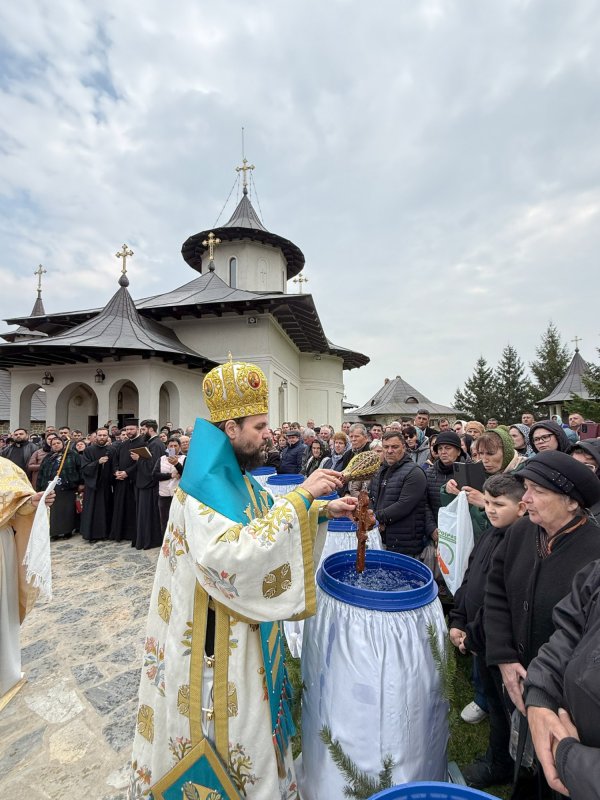 Izvorul Tămăduirii la două mănăstiri vrâncene 360454