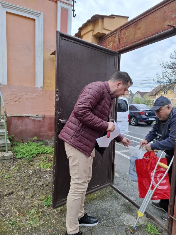 Activitate filantropică la Sibiu în cadrul campaniei „Bătrânii, comoara noastră!” 360525