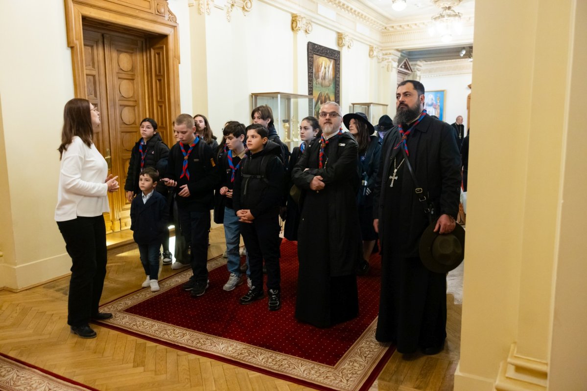 Cercetași români din Franța, în vizită la Patriarhia Română 360537