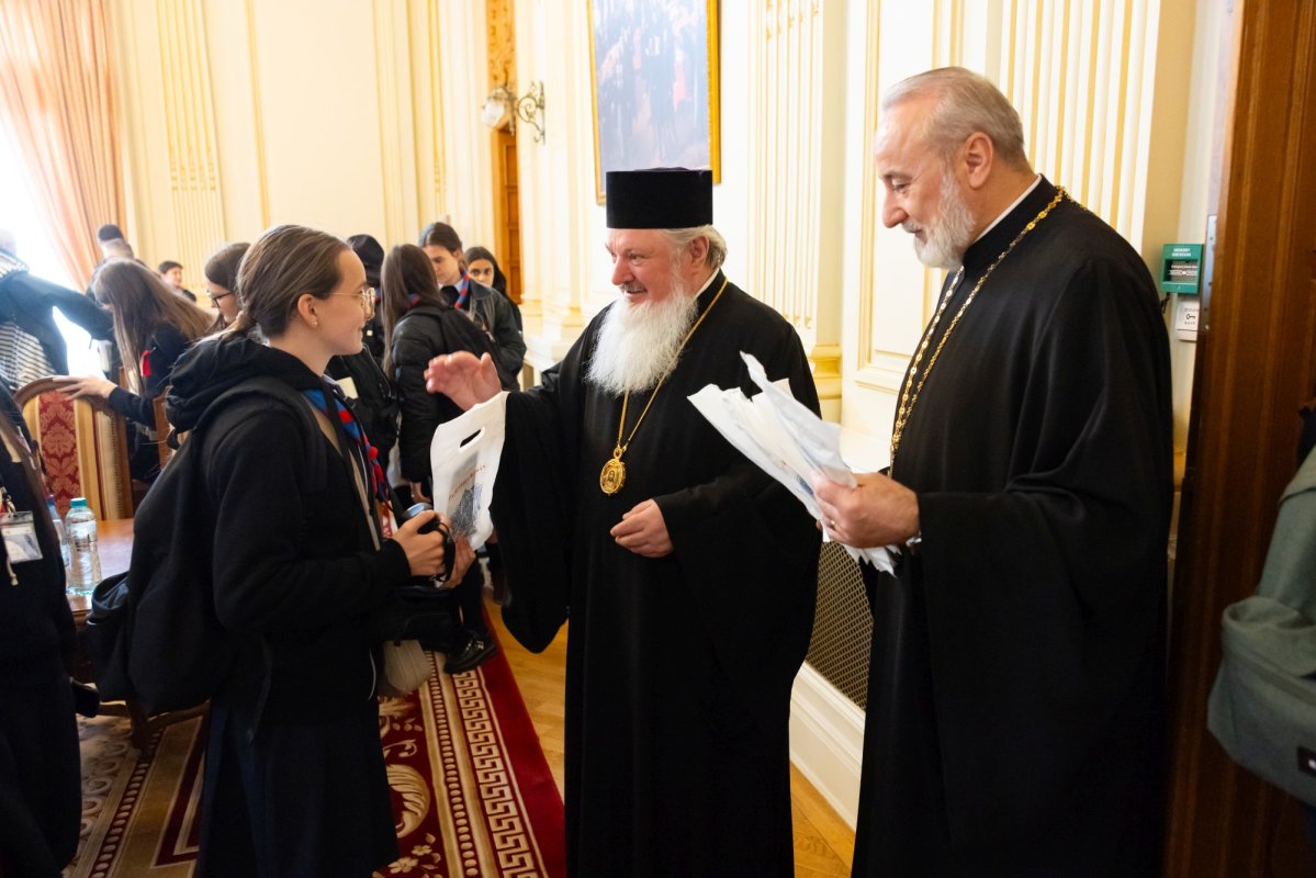 Cercetași români din Franța, în vizită la Patriarhia Română 360546