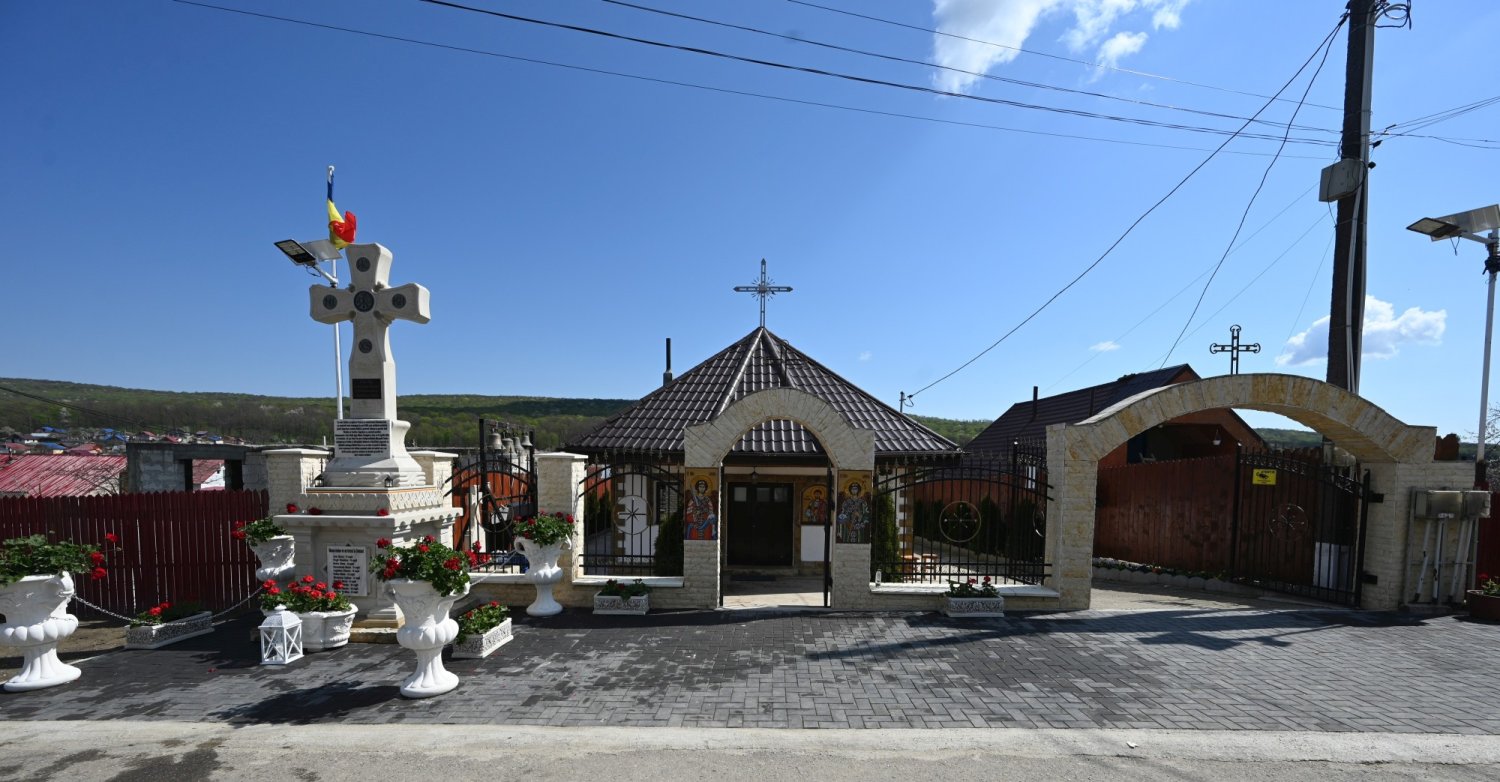 Troiță ridicată în memoria mamelor cu mulți copii 360504