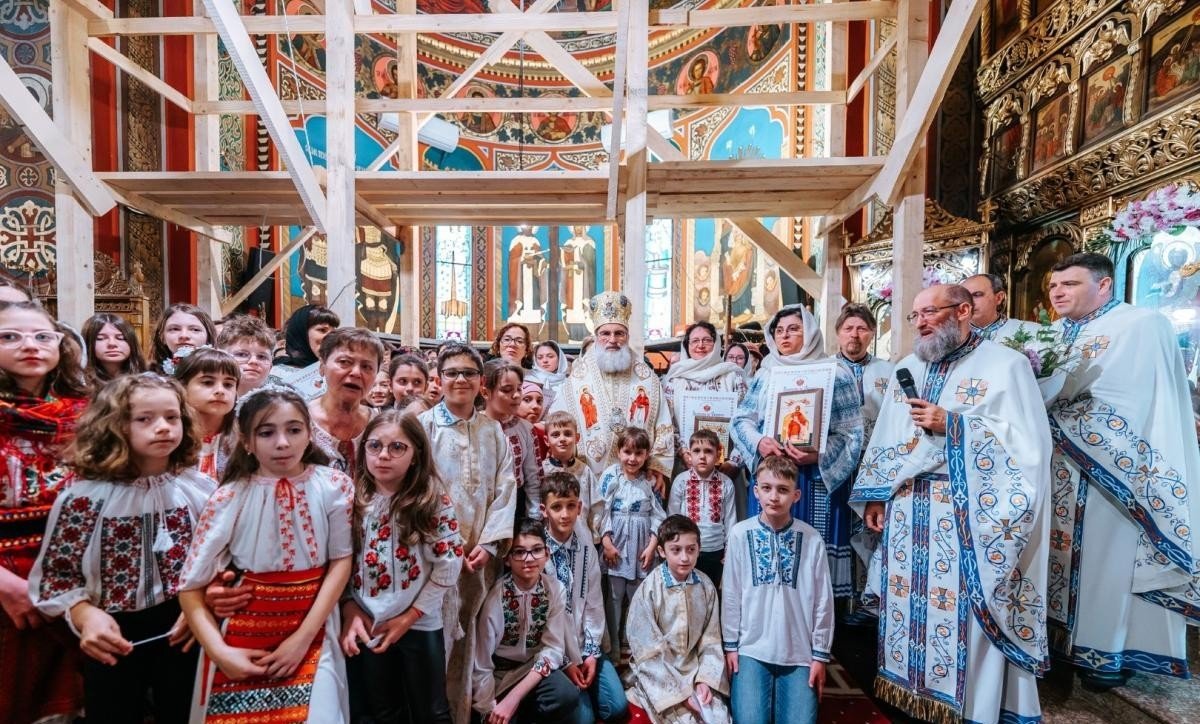 Ierarh, preoți și credincioși în rugăciune la Biserica „Sfântul Gheorghe” din Bacău 360606