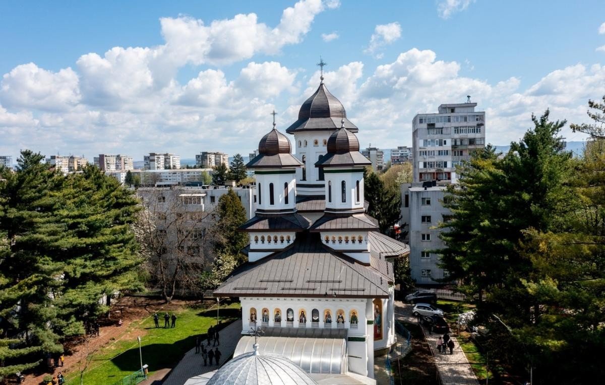 Ierarh, preoți și credincioși în rugăciune la Biserica „Sfântul Gheorghe” din Bacău 360607