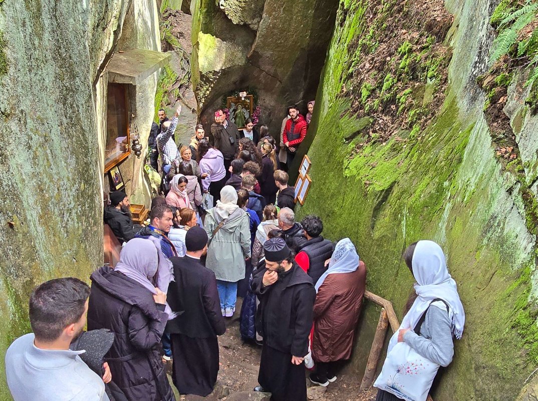 Pelerini bucureșteni la peștera Sfintei Cuvioase Teodora de la Sihla 360601