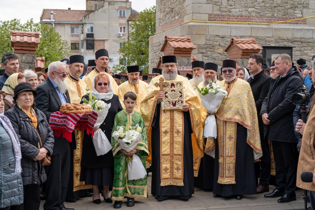 Sfântul Cuvios Cleopa de la Sihăstria, purtat în procesiune la Botoșani 360738