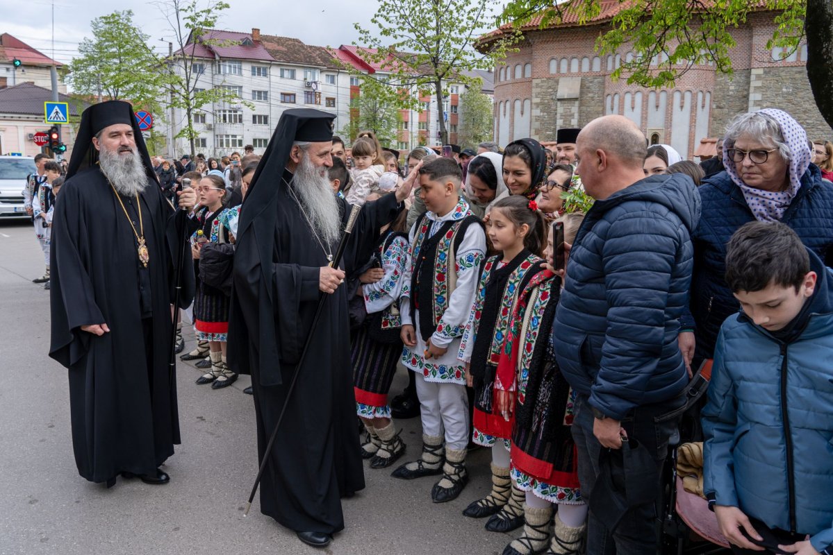 Sfântul Cuvios Cleopa de la Sihăstria, purtat în procesiune la Botoșani 360739