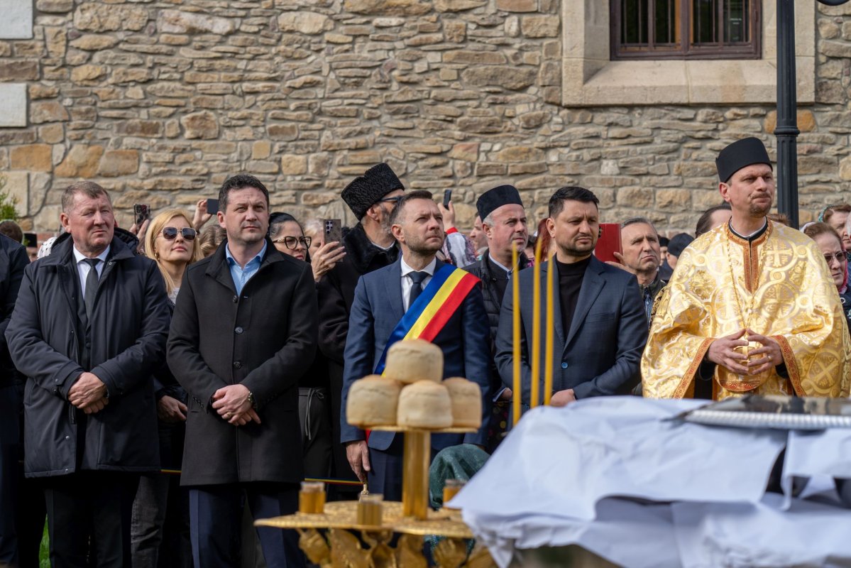 Sfântul Cuvios Cleopa de la Sihăstria, purtat în procesiune la Botoșani 360740