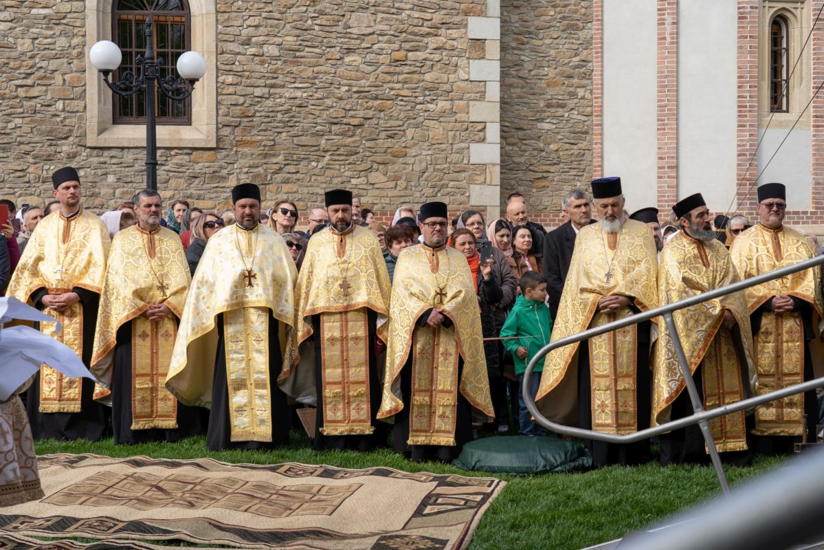 Sfântul Cuvios Cleopa de la Sihăstria, purtat în procesiune la Botoșani 360741