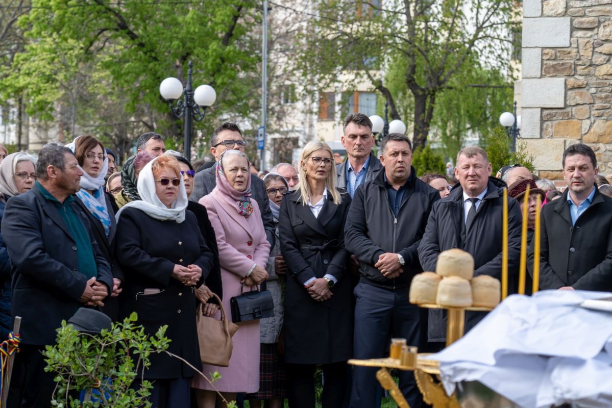 Sfântul Cuvios Cleopa de la Sihăstria, purtat în procesiune la Botoșani 360742