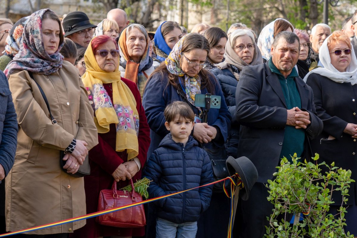 Sfântul Cuvios Cleopa de la Sihăstria, purtat în procesiune la Botoșani 360744