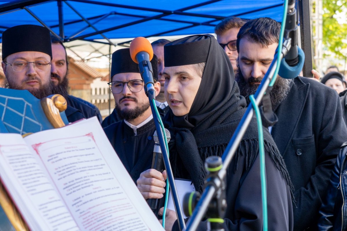 Sfântul Cuvios Cleopa de la Sihăstria, purtat în procesiune la Botoșani 360745