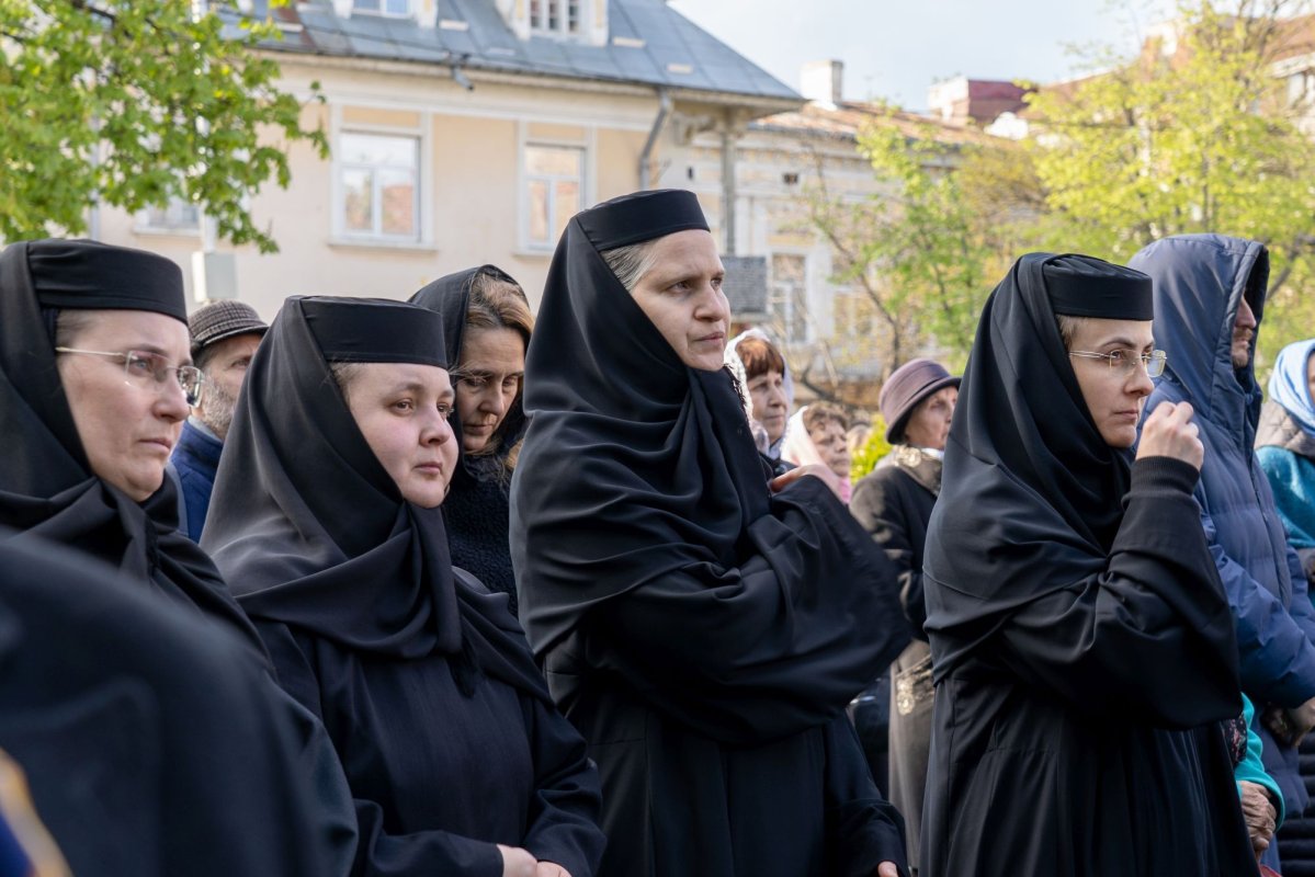 Sfântul Cuvios Cleopa de la Sihăstria, purtat în procesiune la Botoșani 360746