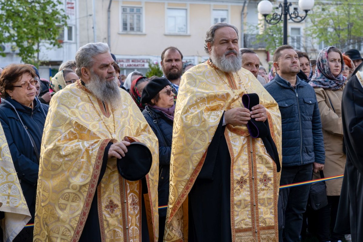 Sfântul Cuvios Cleopa de la Sihăstria, purtat în procesiune la Botoșani 360747
