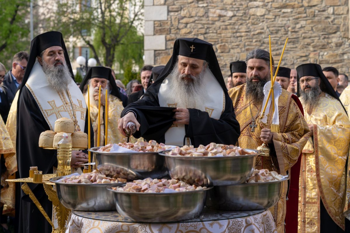 Sfântul Cuvios Cleopa de la Sihăstria, purtat în procesiune la Botoșani 360748