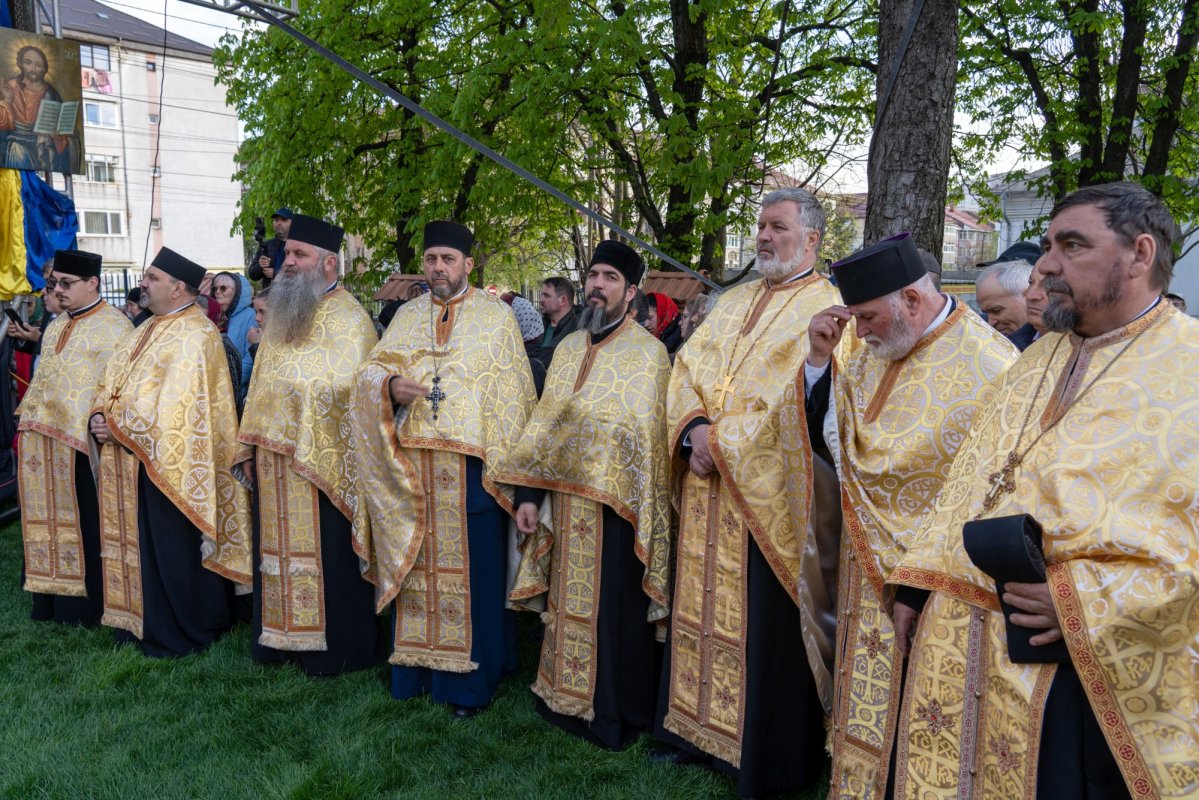 Sfântul Cuvios Cleopa de la Sihăstria, purtat în procesiune la Botoșani 360749