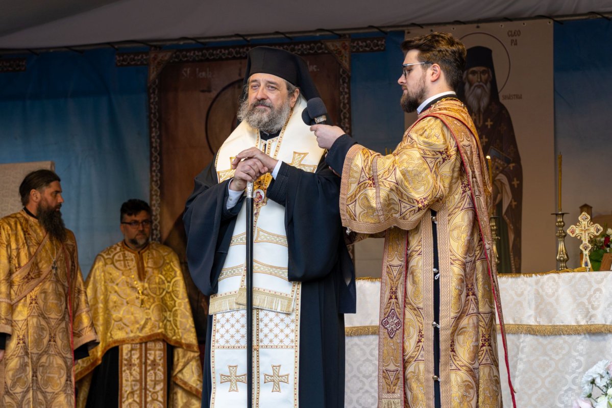 Sfântul Cuvios Cleopa de la Sihăstria, purtat în procesiune la Botoșani 360750