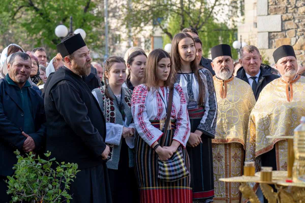 Sfântul Cuvios Cleopa de la Sihăstria, purtat în procesiune la Botoșani 360751