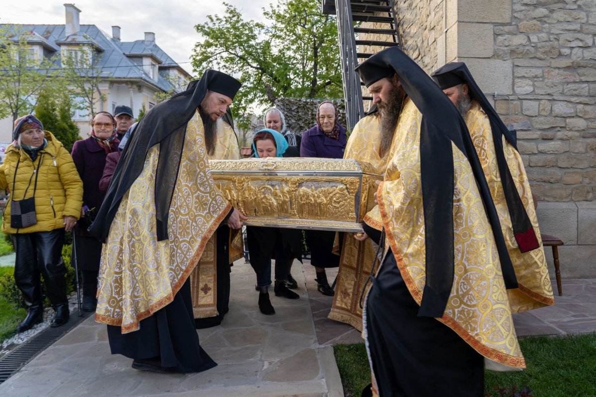 Sfântul Cuvios Cleopa de la Sihăstria, purtat în procesiune la Botoșani 360752