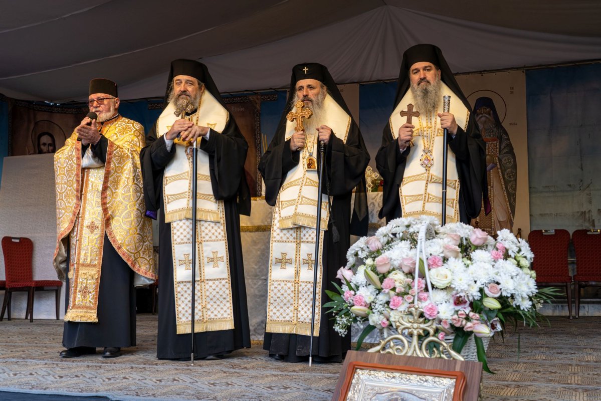 Sfântul Cuvios Cleopa de la Sihăstria, purtat în procesiune la Botoșani 360754