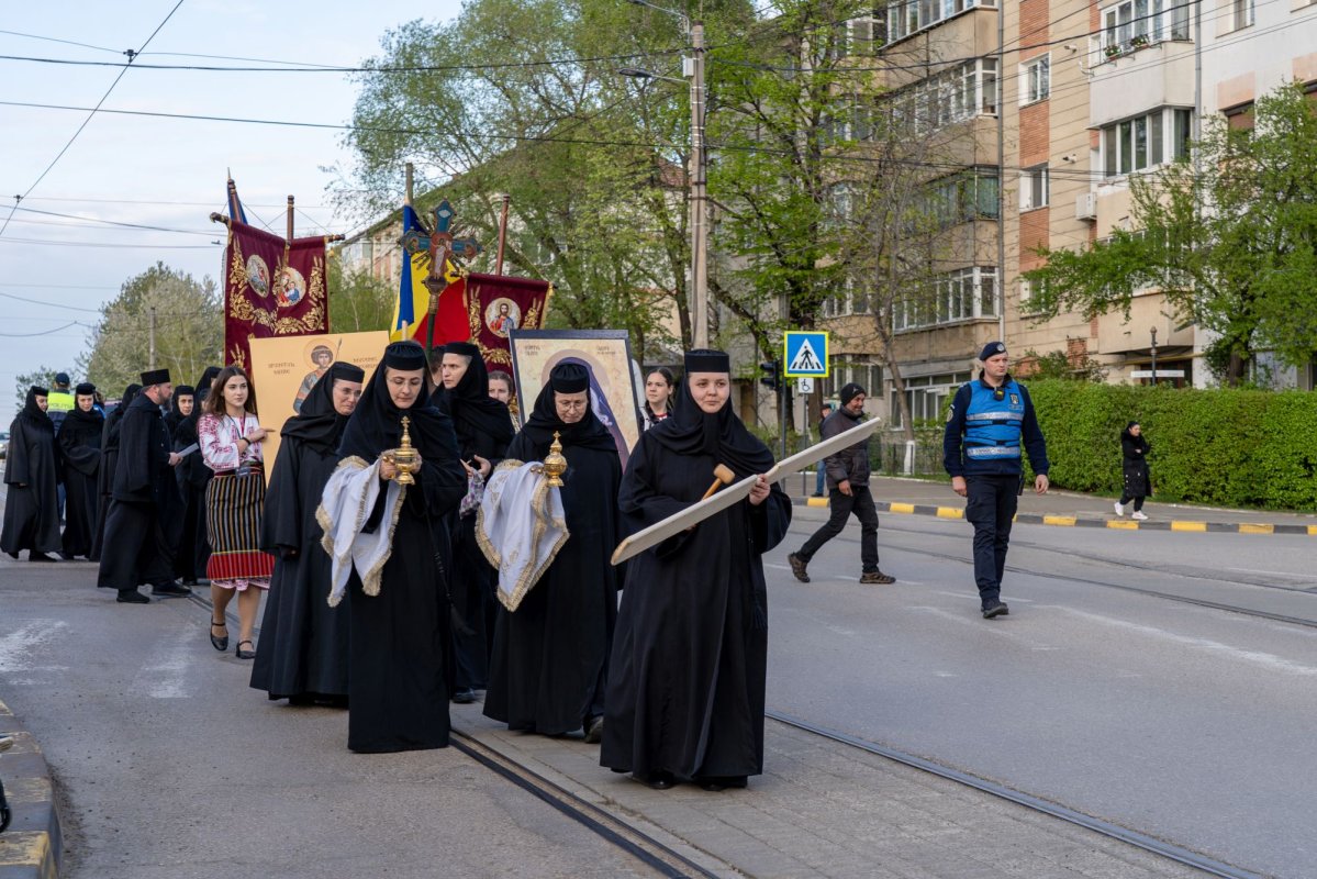Sfântul Cuvios Cleopa de la Sihăstria, purtat în procesiune la Botoșani 360755