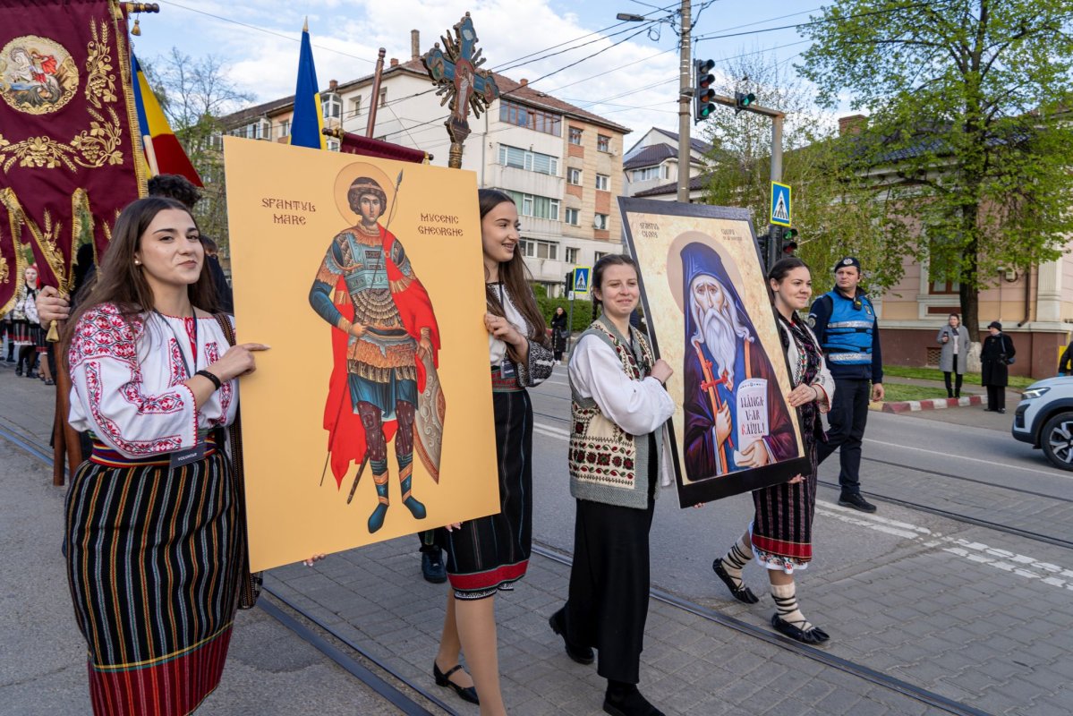 Sfântul Cuvios Cleopa de la Sihăstria, purtat în procesiune la Botoșani 360756